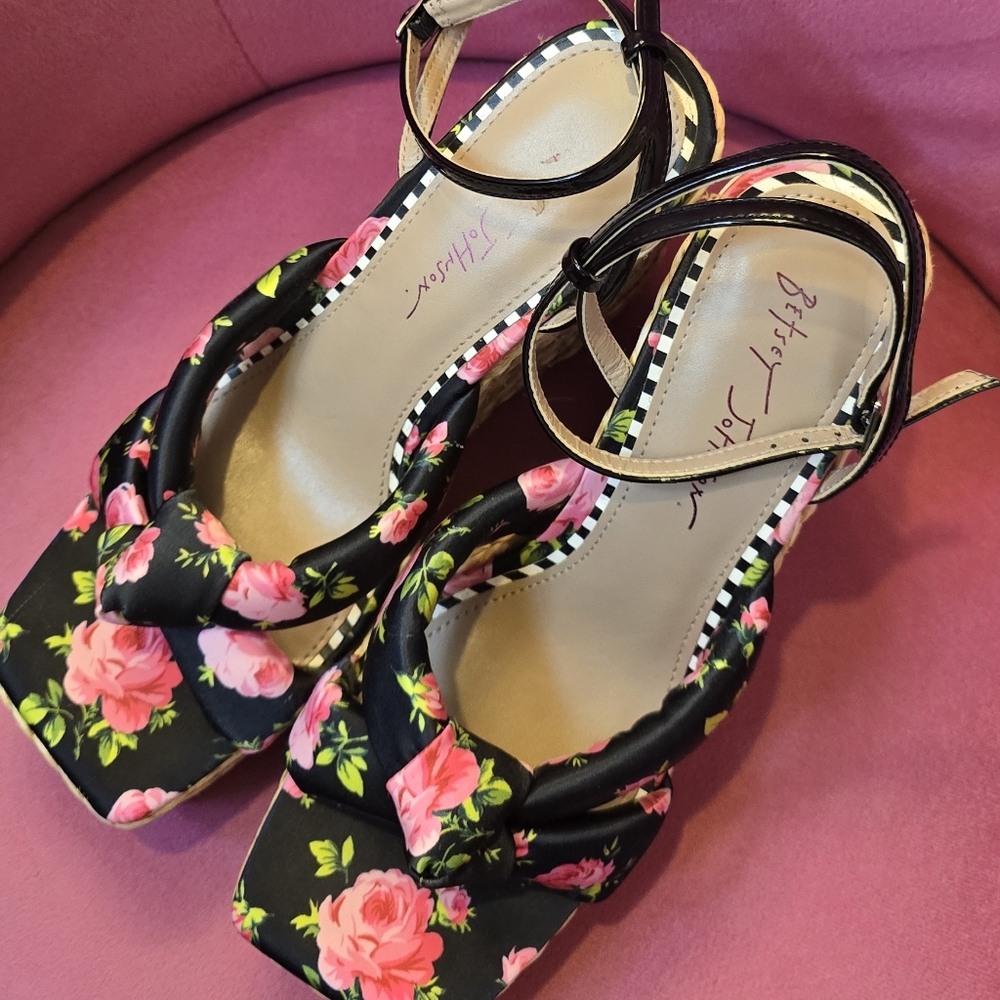 ●$30●TODAY ONLY!! Betsey Johnson Black and Pink Wedge Shoes - Picture 4 of 16